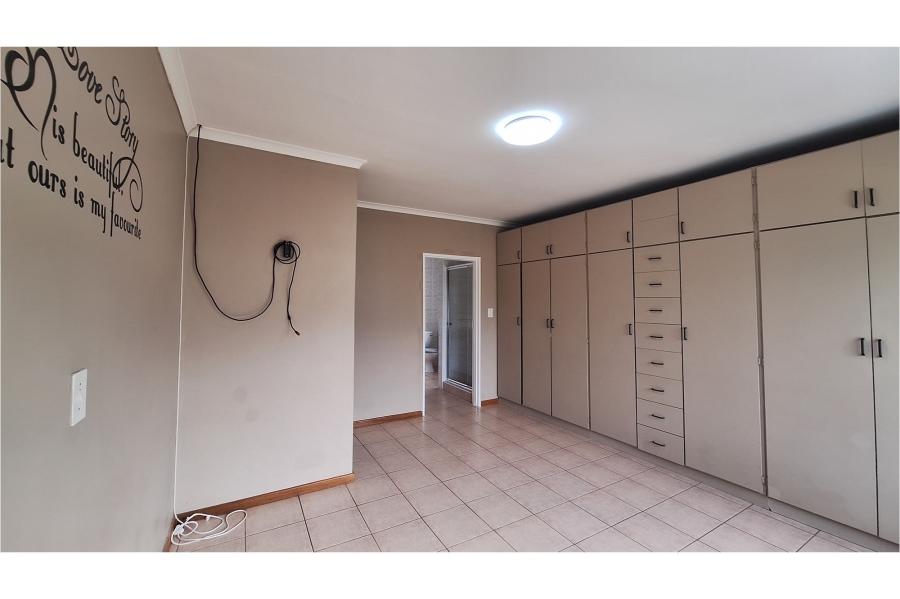 3 Bedroom Property for Sale in Middedorp Western Cape